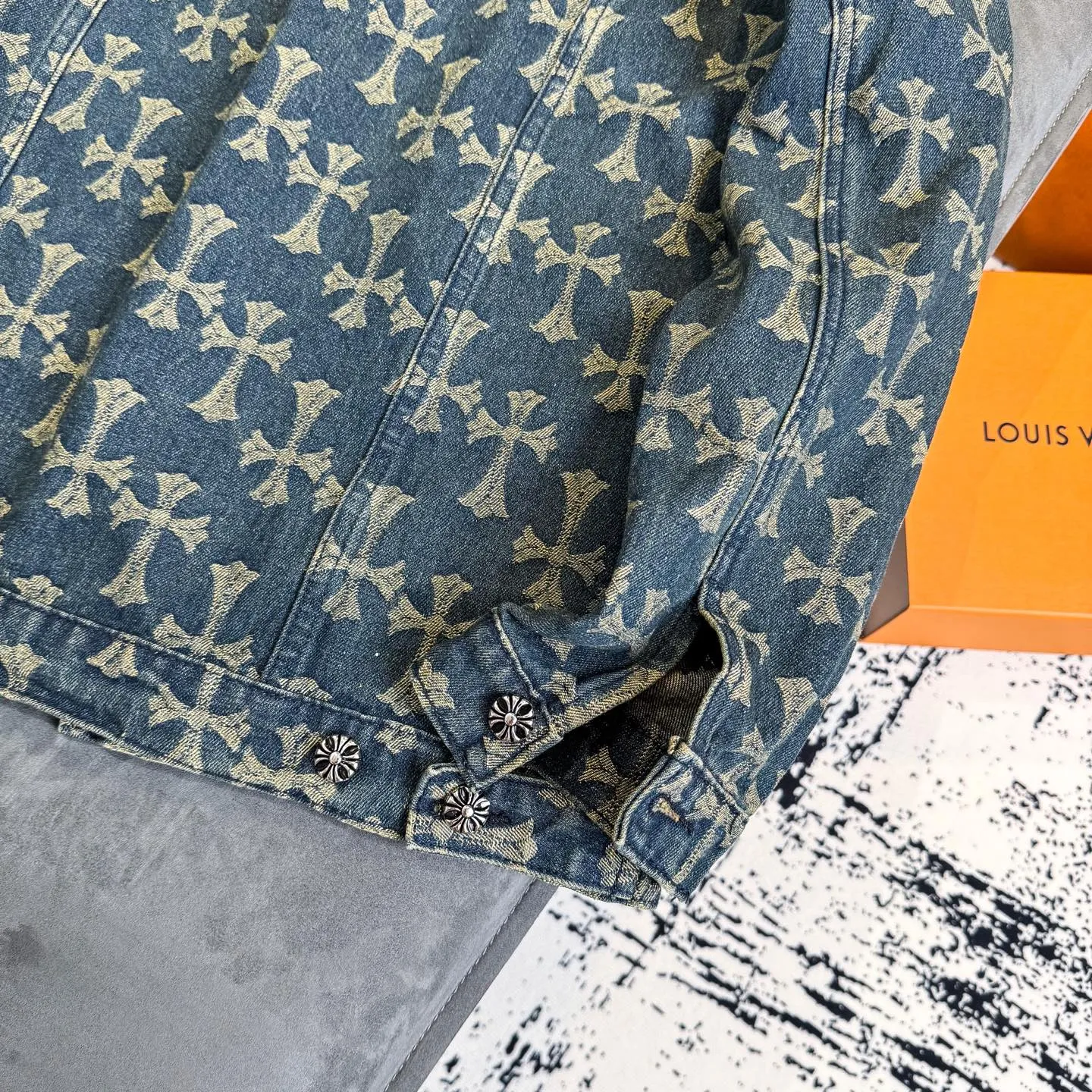 P260 Chrome Hearts heavy denim jacket with double-sided LOGO jacquard concealed print, the same model as the Internet celebrity star. The cross-printed denim jacket has a unique cross design element and full printing, which is full of design. It is made of 100% denim cotton fabric with heavy coarse yarn count, which ensures a stiff and tough silhouette while being soft, comfortable and breathable. The lapel is designed with silver buttons and is full of texture. The classic white cross logo is all over the dress, making it a perfect versatile style for spring and summer! Customized jacquard fabric, you can wear it in various styles. This gender-neutral shirt is a must-have for nightclubs. It can be worn as a jacket for both men and women. It can be easily worn by both men and women! The original loose version is made of high-quality pure cotton fabrics. The fabric pattern is high-definition and delicate without burrs. It is comfortable and breathable to wear. All the buttons are molded and customized. It is casual and fashionable and can be matched with any bottoms. It can be windproof and sunproof in spring and summer. It can be worn outside in autumn and winter! Easily concave shape makes you look slimmer and taller, perfect for both men and women!  Size: S–XL Color: blue